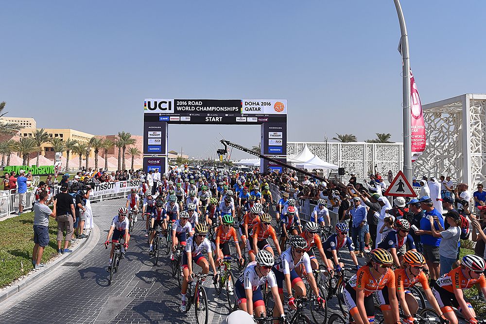 The women's peloton leave the start line in Doha at the World Championships