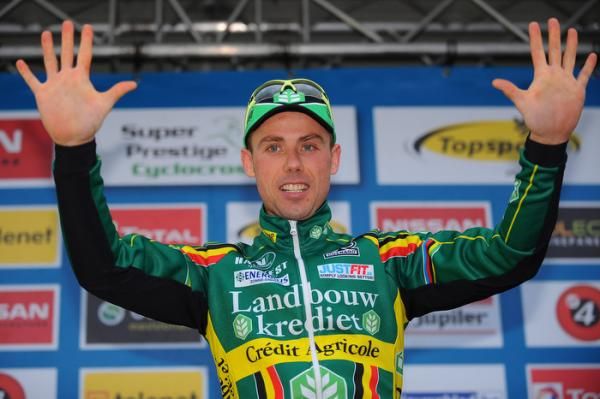 Sven Nys (Landbouwkrediet) shows how many Superprestiges he's won