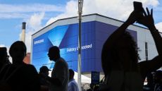Samsung Galaxy Unpacked 2025 – outside the venue with attendees in silhouette