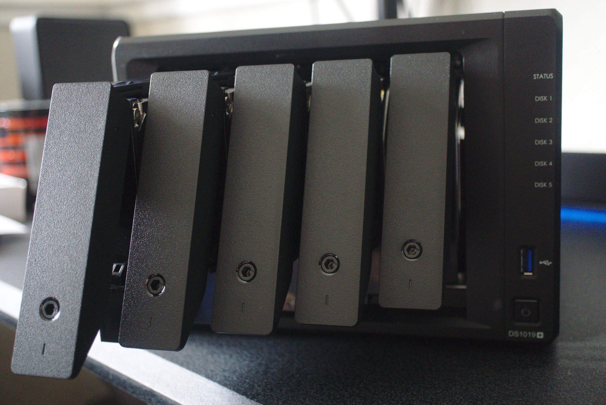 外付けハードディスク・ドライブ Synology DS1019+ NAS 外付けハードディスク・ドライブ Synology DS1019+ NAS 外付け