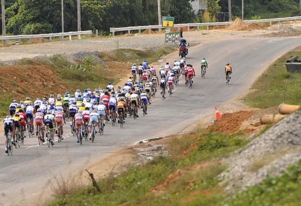 The peloton still watching one another to see who will take control of affairs in the bunch