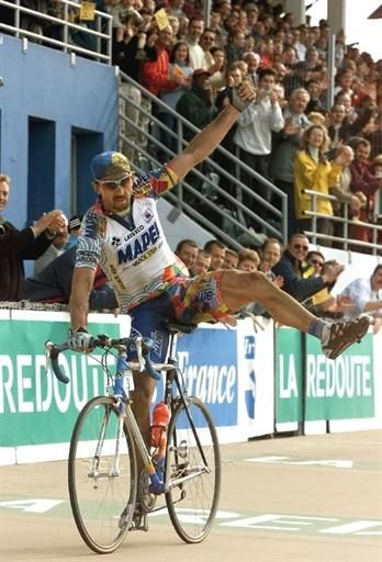 Johan Musseuw's 2000 Paris-Roubaix salute was a tribute to his nearly ruined knee.