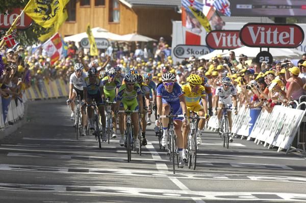 The yellow jersey group comes in less than a minute down.