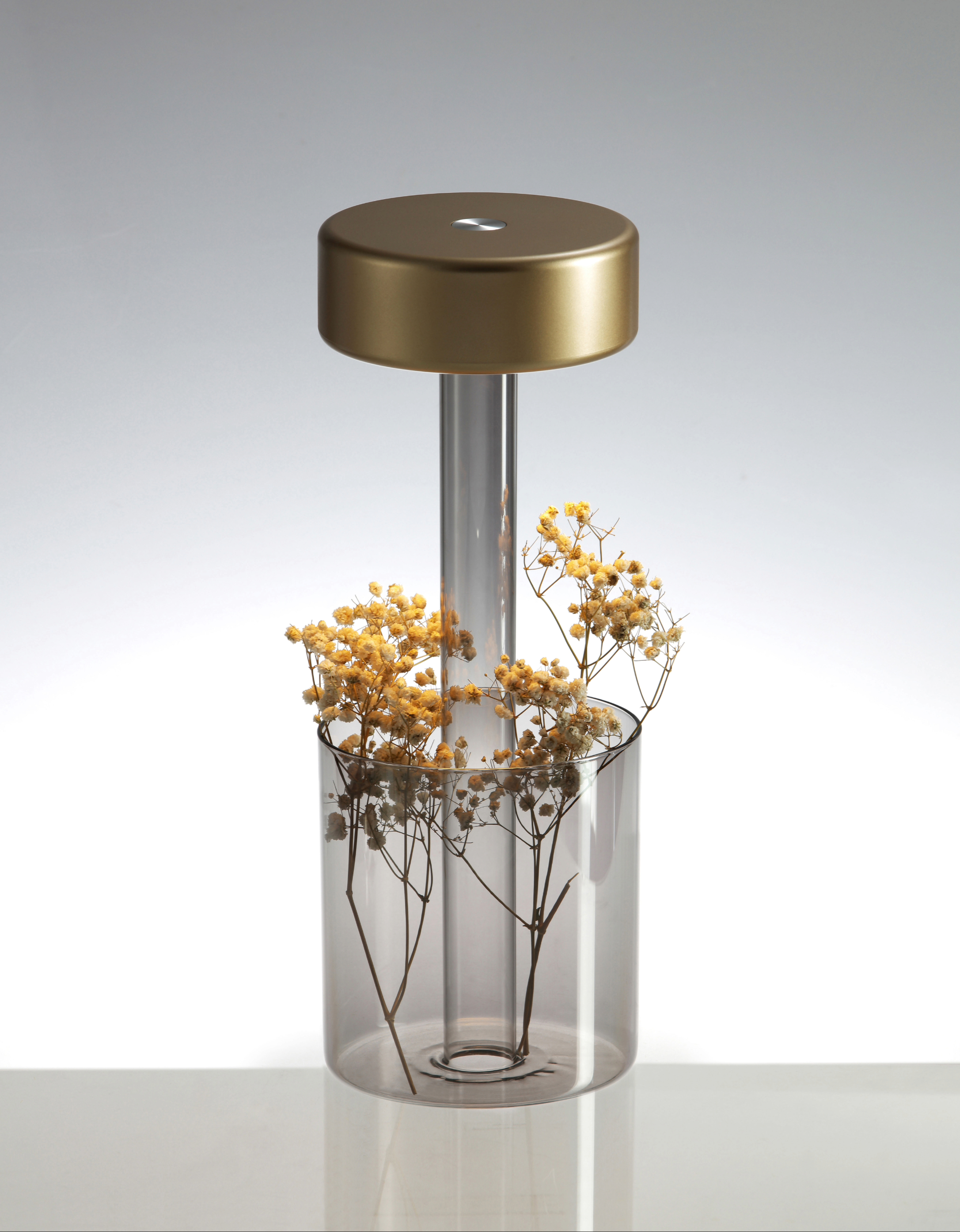 Portable table lamp-vase hybrid in gold