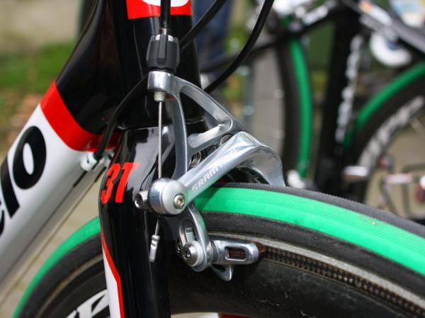 The longer crown-to-axle height stil barely allows the use of a standard-reach SRAM Red brake caliper.