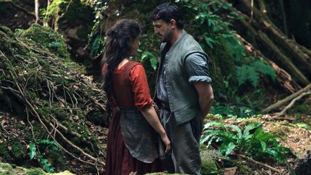 Jessie Buckley stars as Agnes and Paul Mescal as William Shakespeare in directorChlo&eacute; Zhao&rsquo;s HAMNET, a Focus Features release.