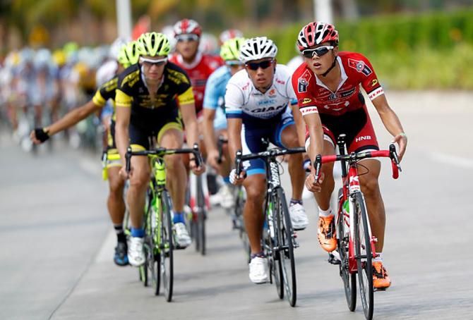 The field during stage 2 at Tour of Hainan
