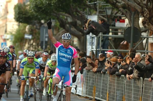 Alessandro Petacchi (Lampre) takes the sprint on stage 2.