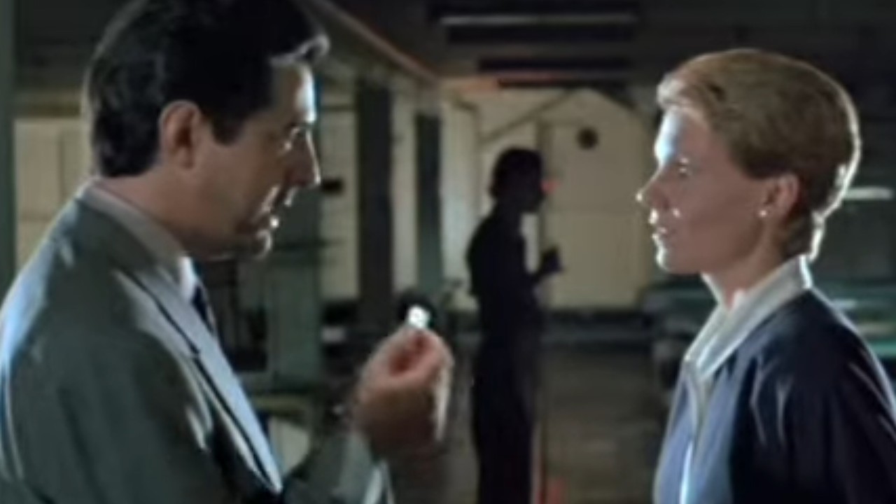 Joe Mantegna explaining a con to Lindsay Crouse in House of Games