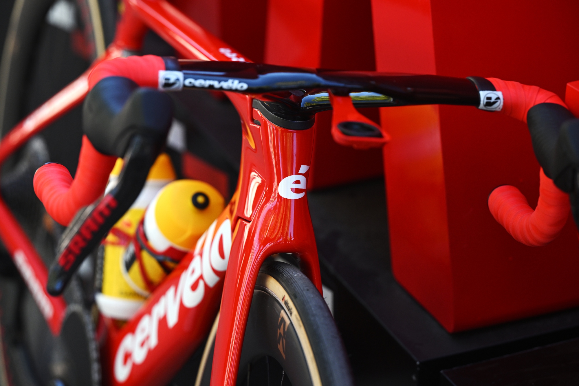 Jonas Vingegaard front end of his Cevelo S5 Vuelta 2025 bike