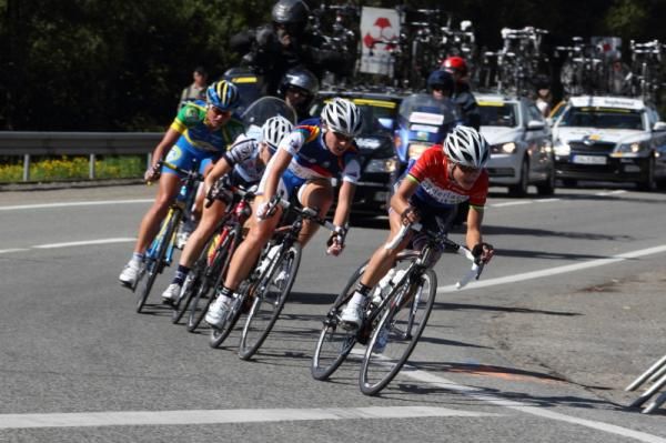 Marianne Vos (Nederland Bloeit) leads the chase to solo attacker, Emma Pooley (Garmin-Cervelo)