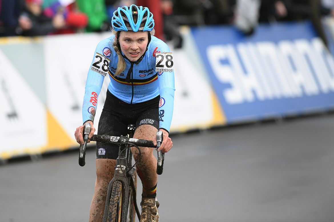 Laura Verdonschot finishing just off the women's U23 podium in fourth