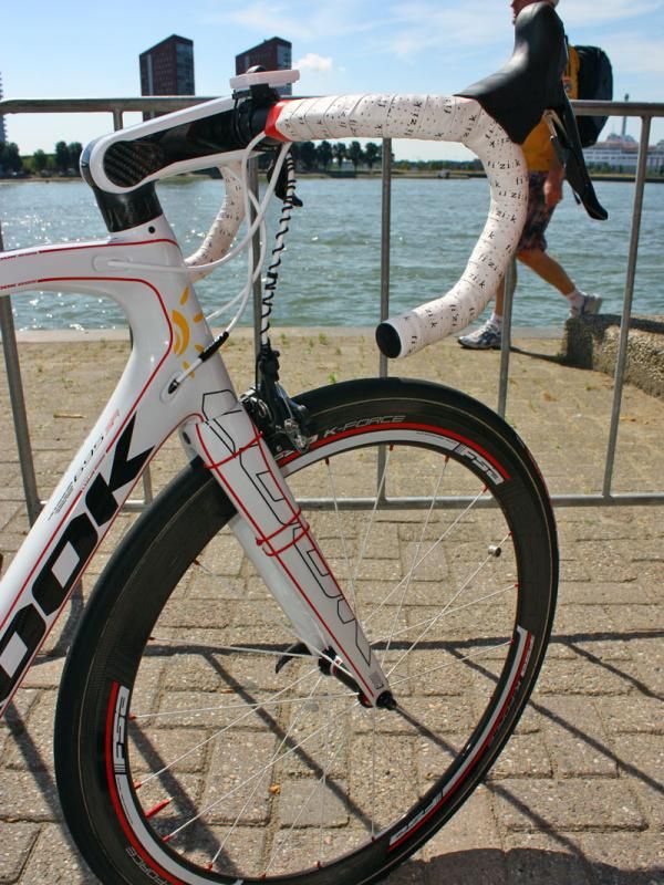 Cofidis's new Look 695 bikes have a more thoroughly integrated front end than before.
