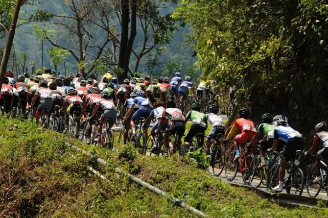 The peloton during Stage 6 of the Tour de Singkarak