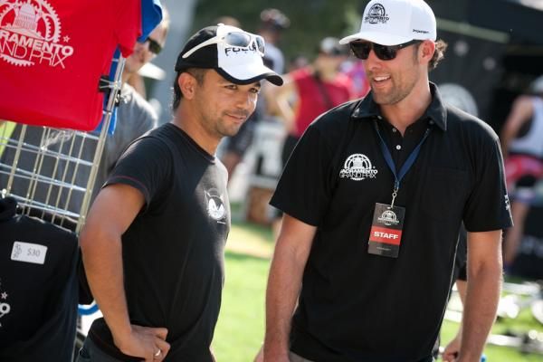 Vanderkitten DS Jono Coulter (left) and Sacramento Grand Prix race director Ryan Dawkins chat before the start of the pro womens' race.