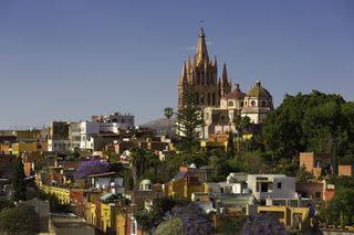 Menara merah muda gereja Parroquia de San Miguel Arcángel dapat dilihat dari seberang San Miguel de Allende