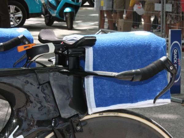 The UCI almost looks to have had these Specialized S-Works Shiv integrated bars in mind when it penned the 'two-level' diagram.