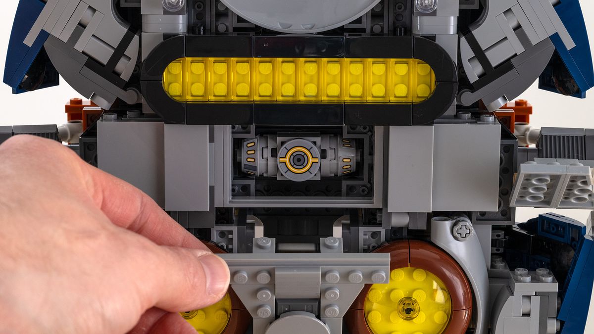 Lego Star Wars UCS Jango Fett&rsquo;s Firespray-Class Starship (75409) rear thrusters with seismic charge and hand pulling down flap
