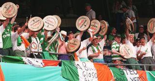 1994年世界杯，在新泽西州的巨人体育场，爱尔兰球迷在看台上庆祝爱尔兰对挪威的比赛。
