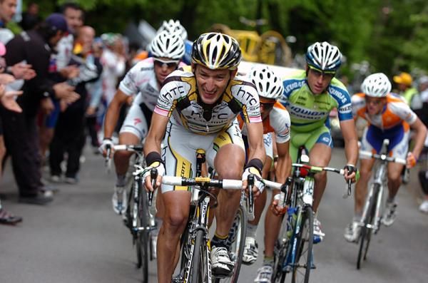 Marco Pinotti (HTC - Columbia) leads Mauricio Ardila Cano (Rabobank), Robert Kiserlovski (Liquigas-Doimo) and Richie Porte (Saxo Bank) on the finishing climb.
