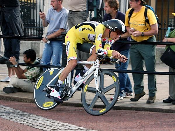 David Millar lays down the power as he attempts to secure the yellow jersey on the London stage.