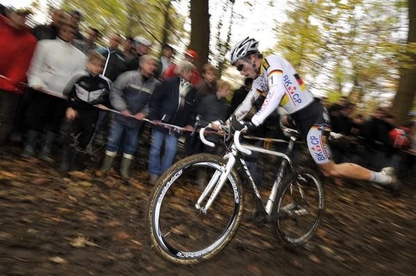 Niels Albert (BKCP Powerplus) re-mounts after the muddy run.