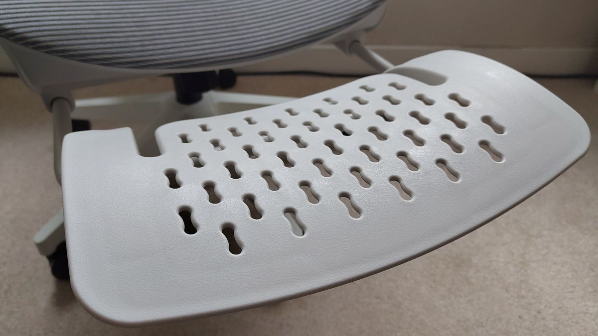 Testing the Boulies EP600 office chair in a home office