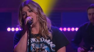 Kelly Clarkson singing "Happier Than Ever' on The Kelly Clarkson Show