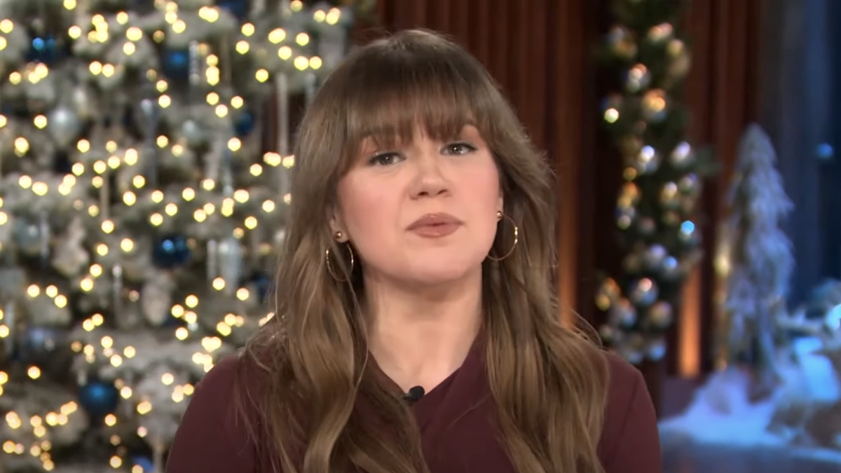 kelly clarkson on her talk show in december 2024