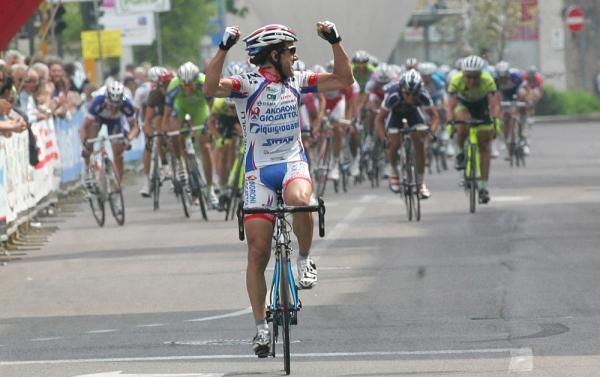 Alessandro Bertolini (Androni Giocattoli) checks his gap one last time