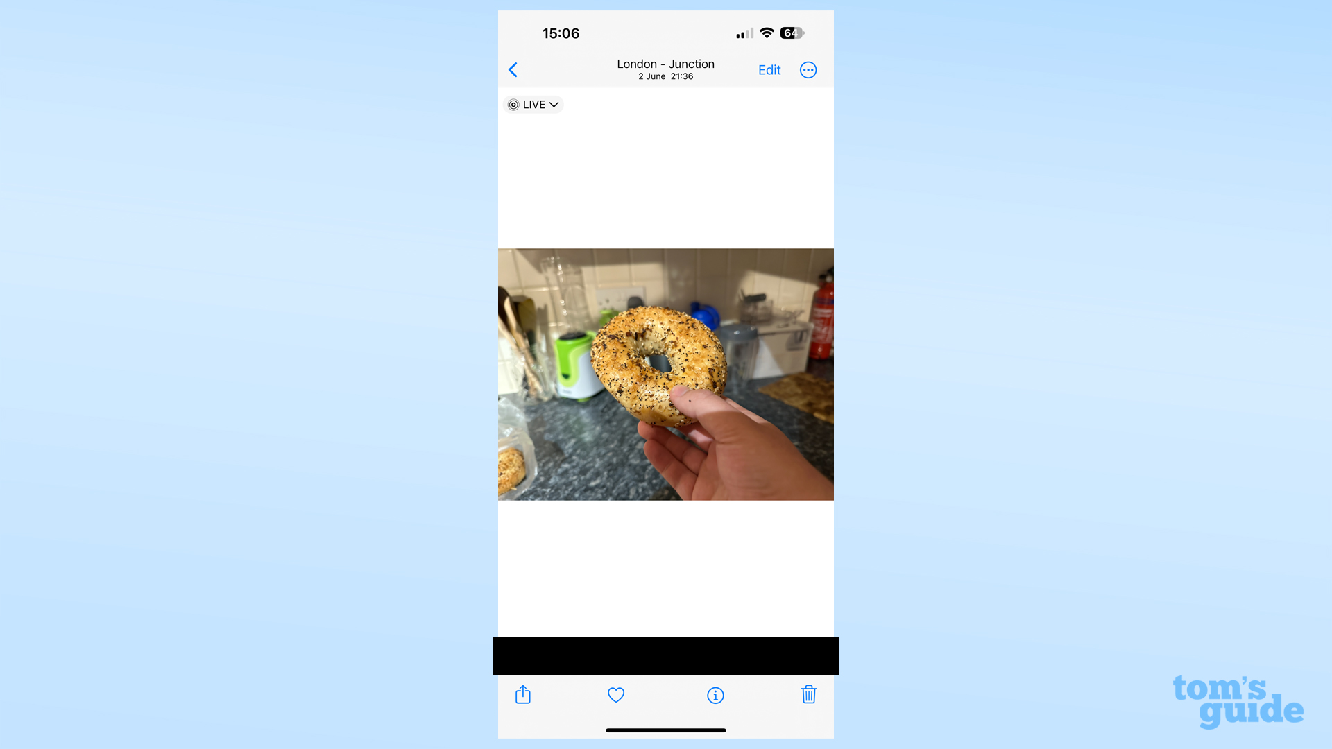 Снимок экрана с необрезанным изображением бублика в iOS 17.
