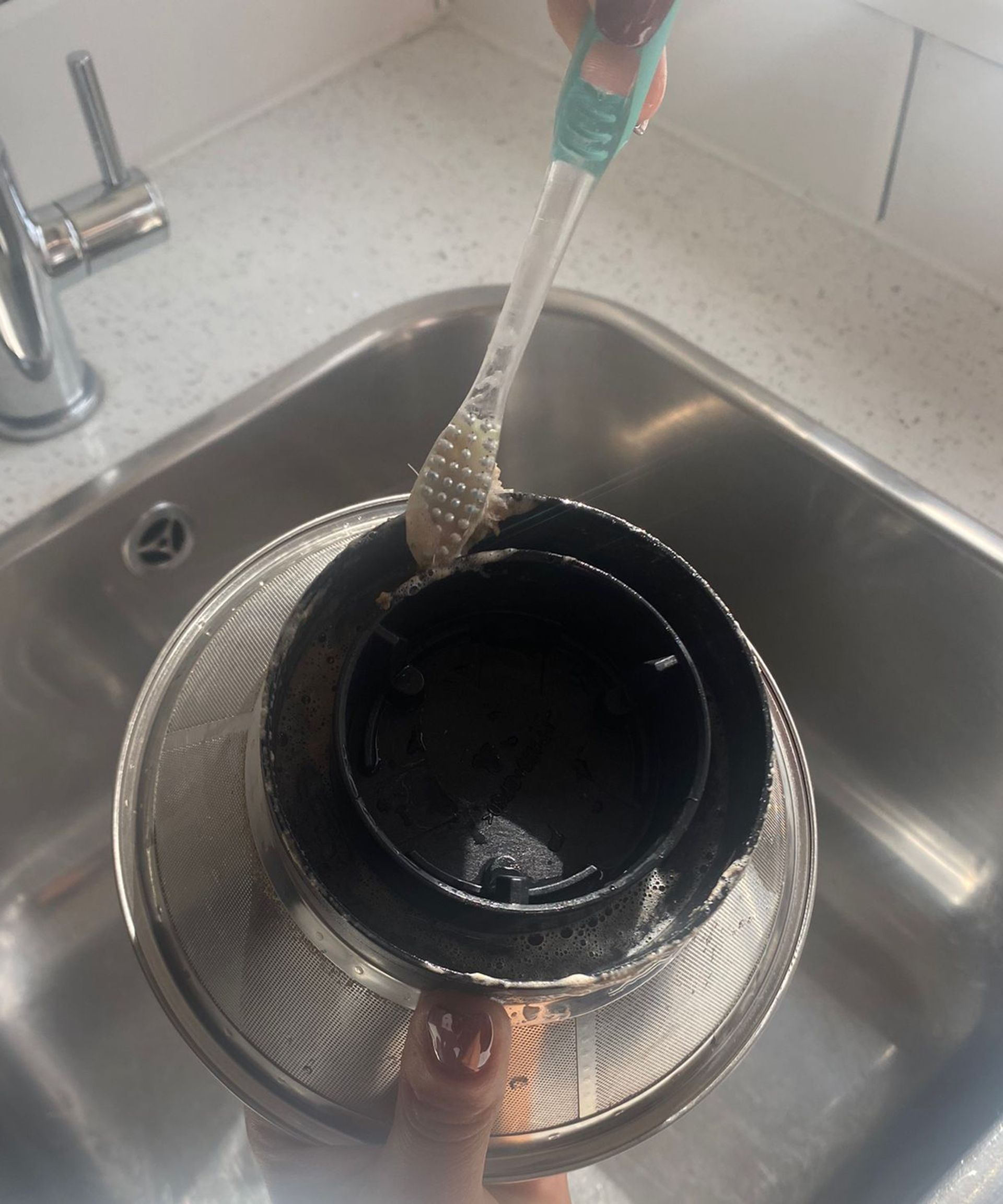 Bersihkan bagian bawah komponen daya Nutribullet Juicer Pro