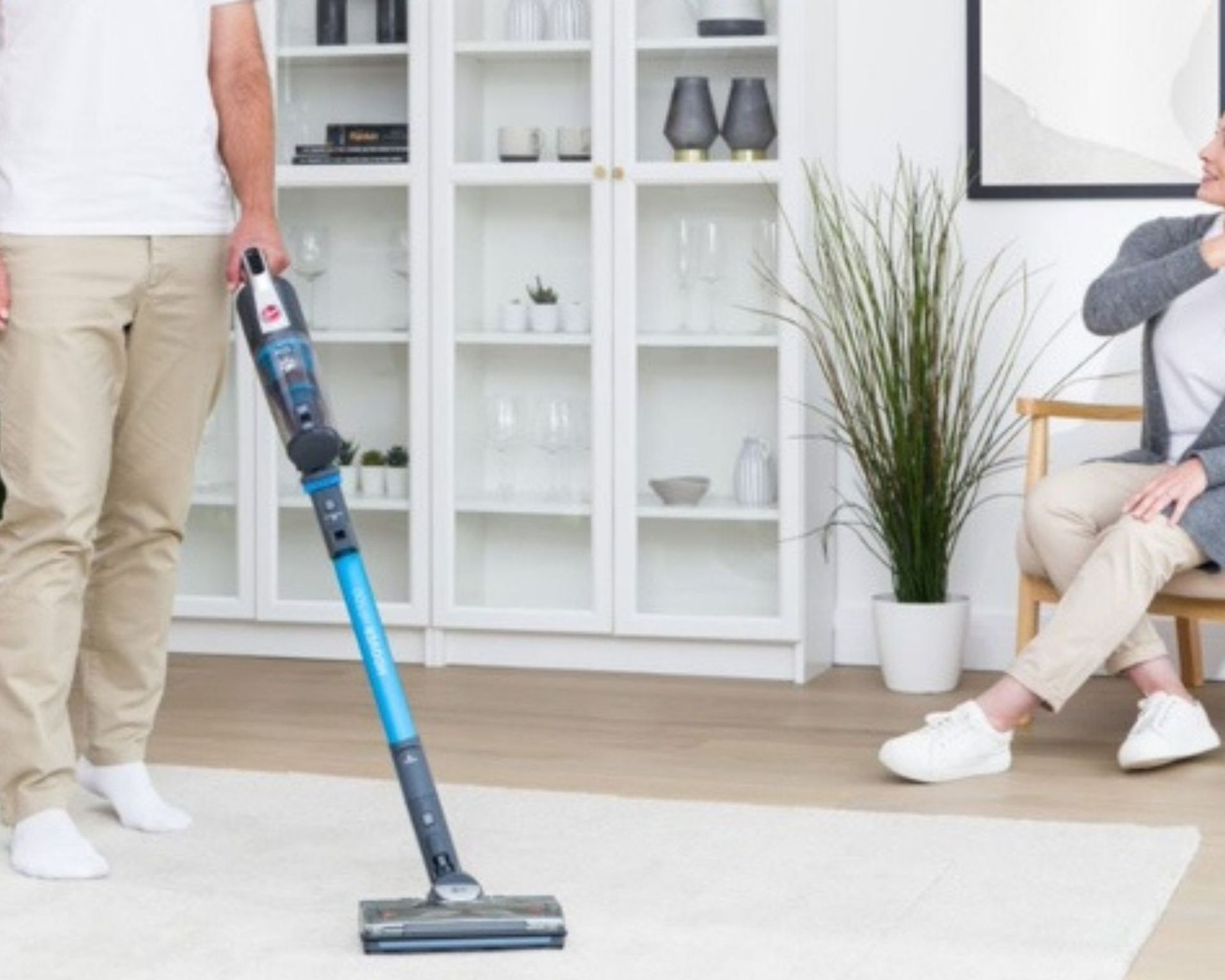 HOOVER Anti-Twist Pets HF522STP vakum nirkabel digunakan oleh orang untuk membersihkan lantai