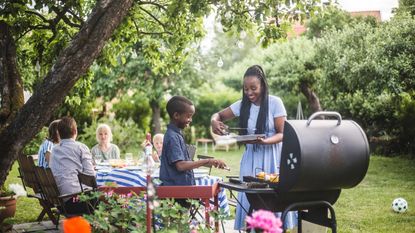 gas vs charcoal grill: family garden