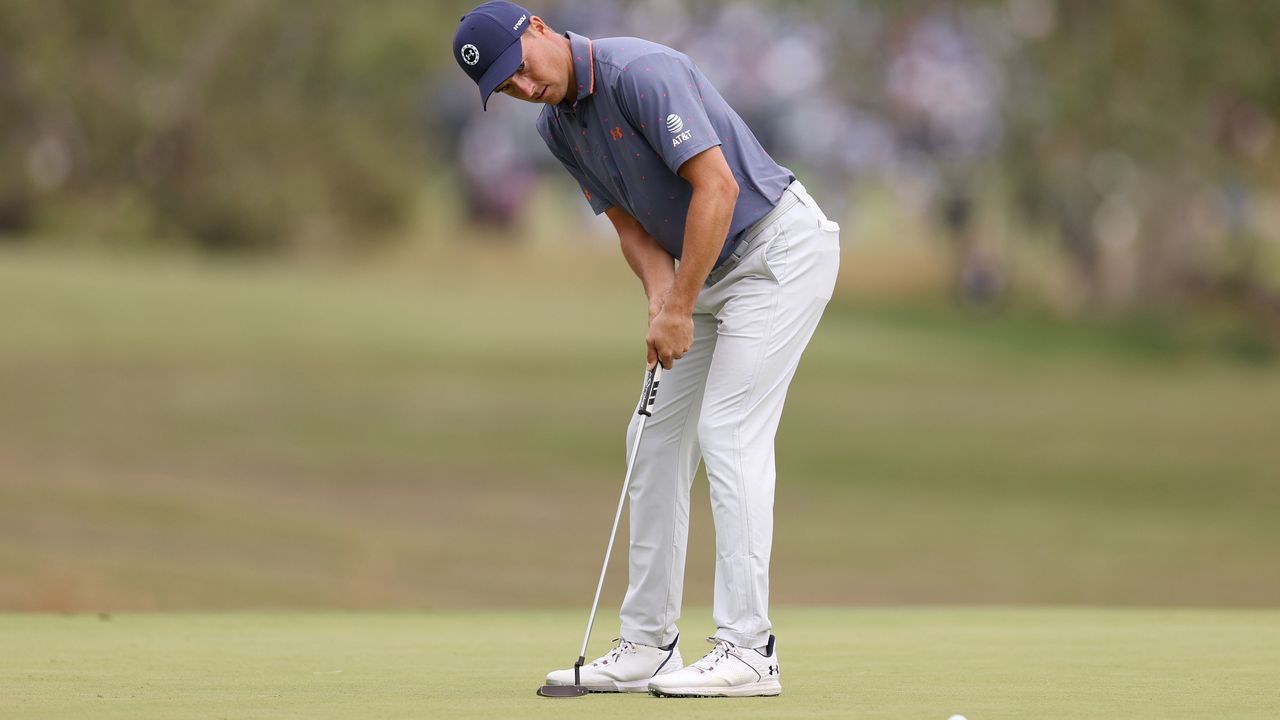 Photo of Jordan Spieth putting