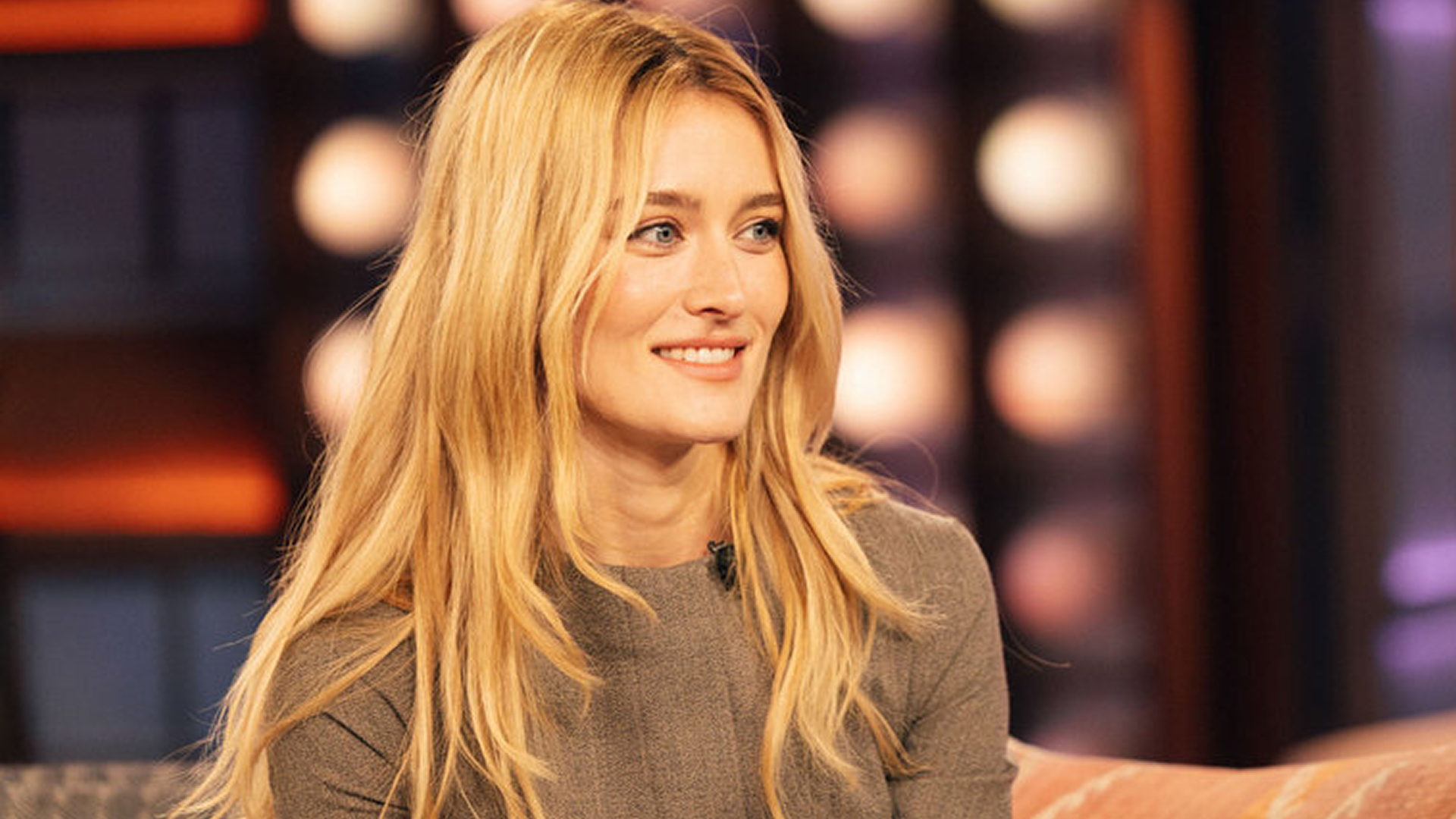 Sarah Pidgeon wore the collarless blazer trend to elevate dark-wash, straight-leg jeans