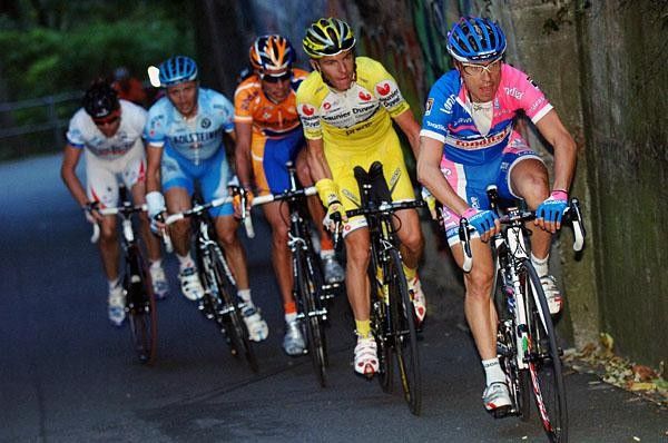 Italy's Damiano Cunego (Lampre-Fondital) leads the front bunch.
