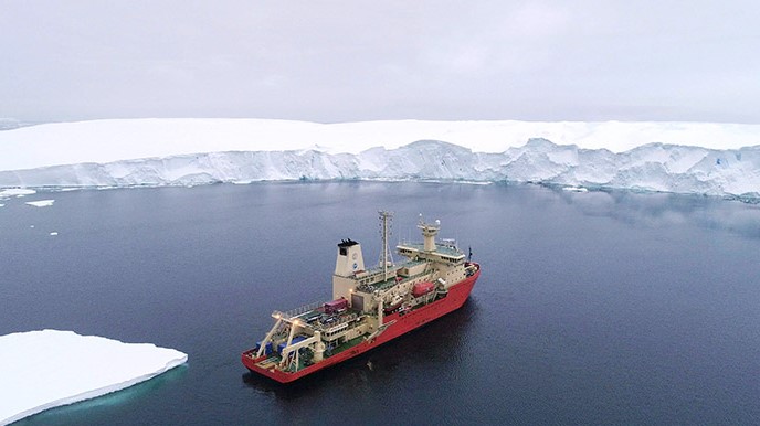 Der Forscher an Bord des R/V Nathaniel B. Palmer vor dem Thwaites-Gletscher in der Antarktis.