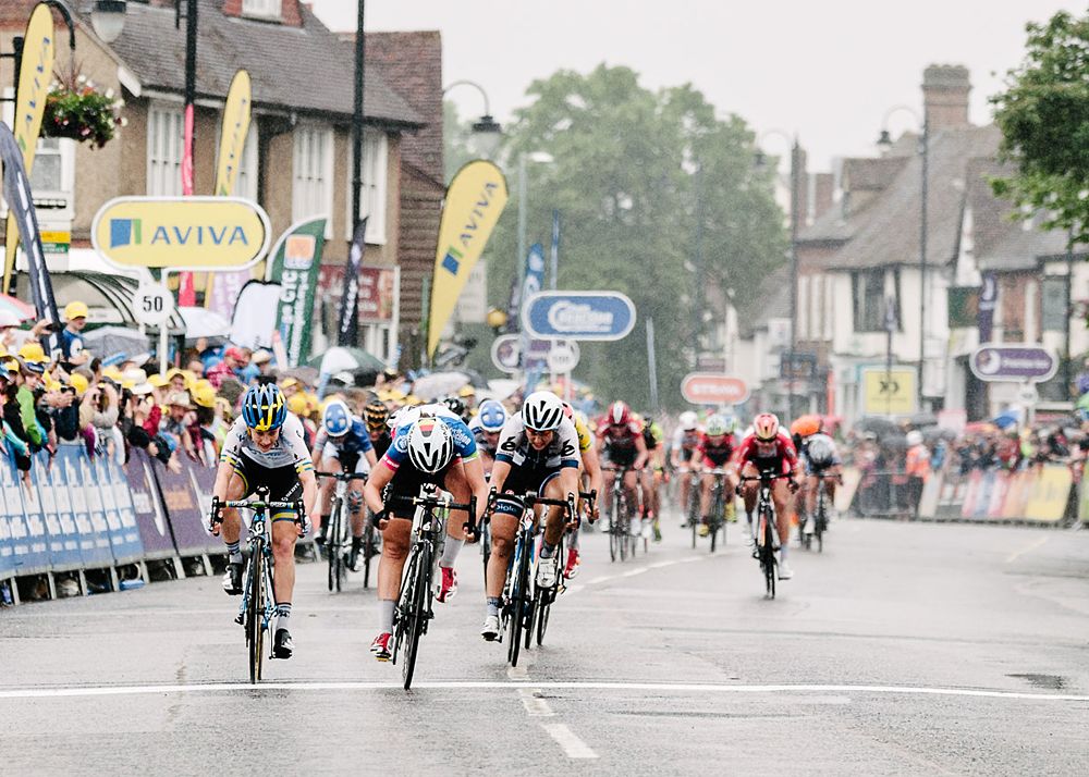 The bunch sprints to the finish line at the Women's Tour stage 4