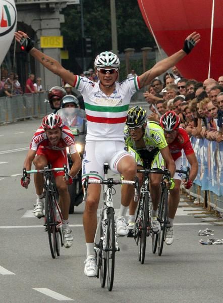 Italian champion Filippo Pozzato (Katusha) wins the Giro del Veneto ahead of Carlo Scognamiglio (Barloworld)
