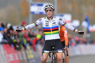 European Cyclo-cross Championships: Sanne Cant wins elite women's race