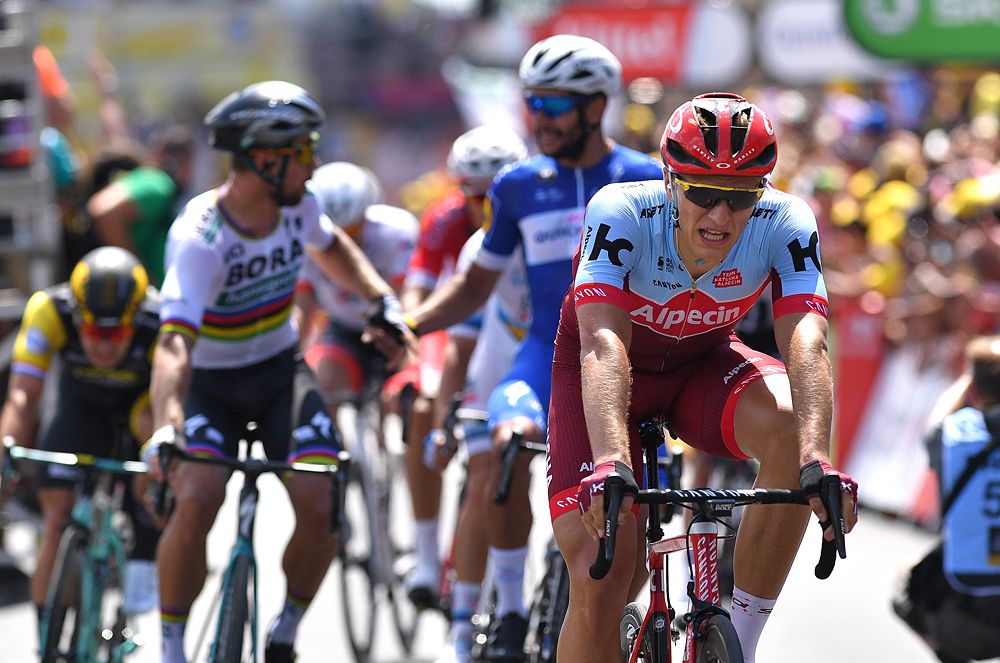Fernando Gaviria (Quick-Step Floors) wins the opener, Peter Sagan (Bora Hansgrohe) second and Marcel Kittel (Katusha Alpecin) third