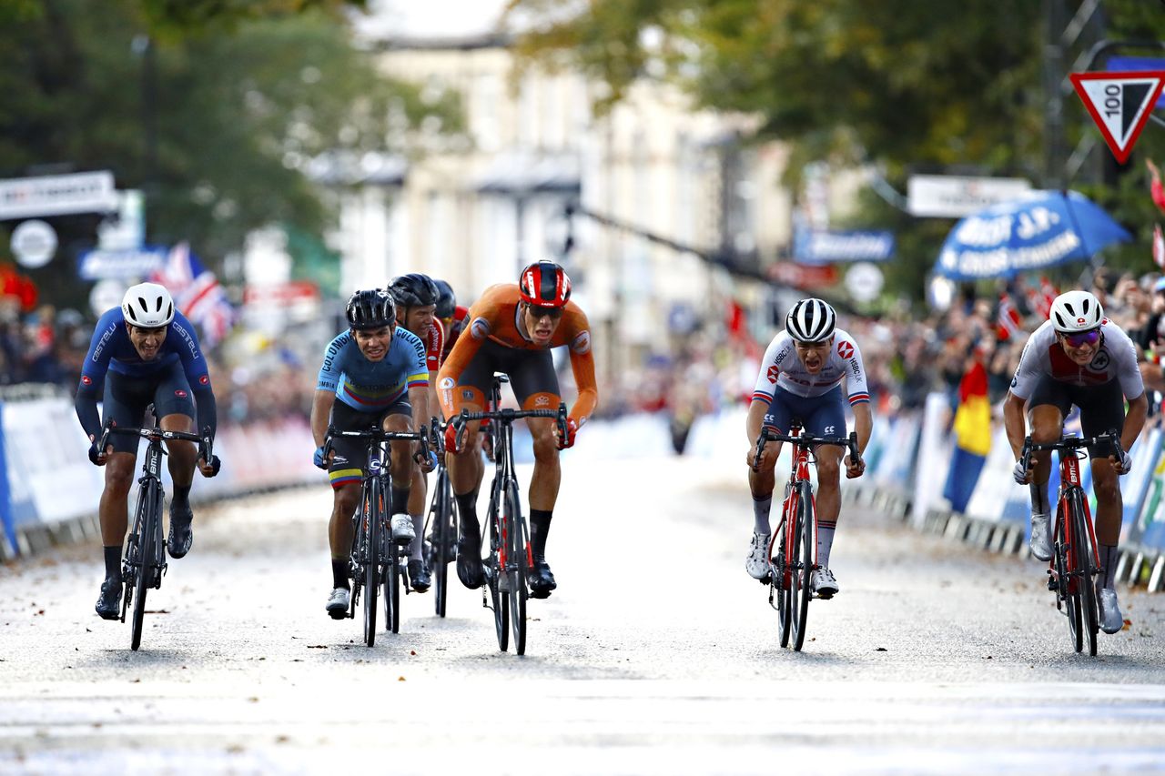 Nils Eekhoff wins the U23 men's road race