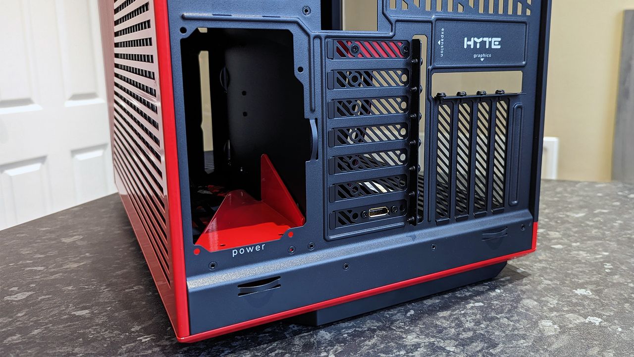 HYTE Y70 Touch case