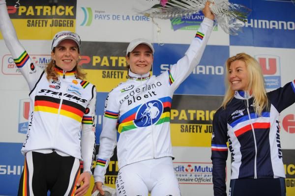Hanka Kupfernagel (Stevens Racing Team), Marianne Vos (Nederland Bloeit) and Christel Ferrier-Bruneau on the podium