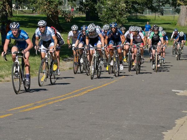 Luke Keough (Champion Systems) leads the elite men down the opening straight.