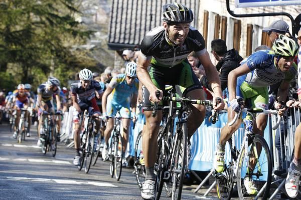 Michael Albasini (GreenEdge) - Vincenzo Nibali (Liquigas - Cannondale) charge toward the finish