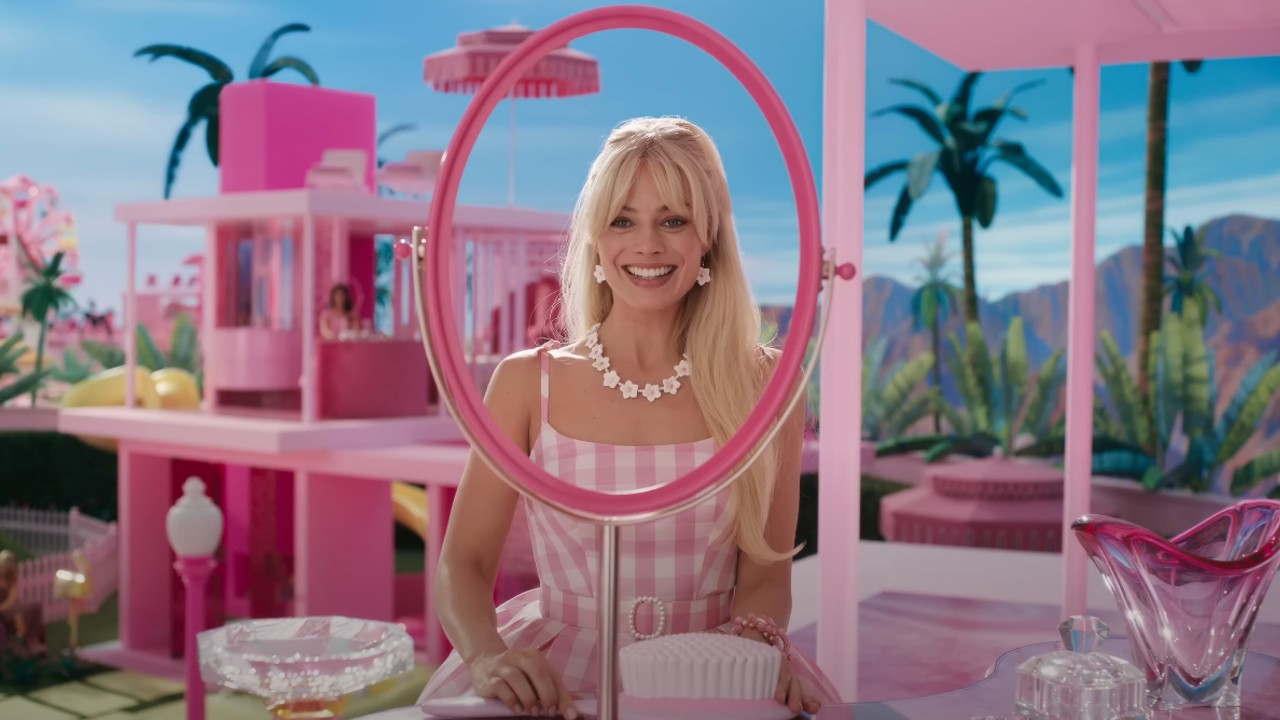 Margot Robbie frente a un espejo en la película de Barbie