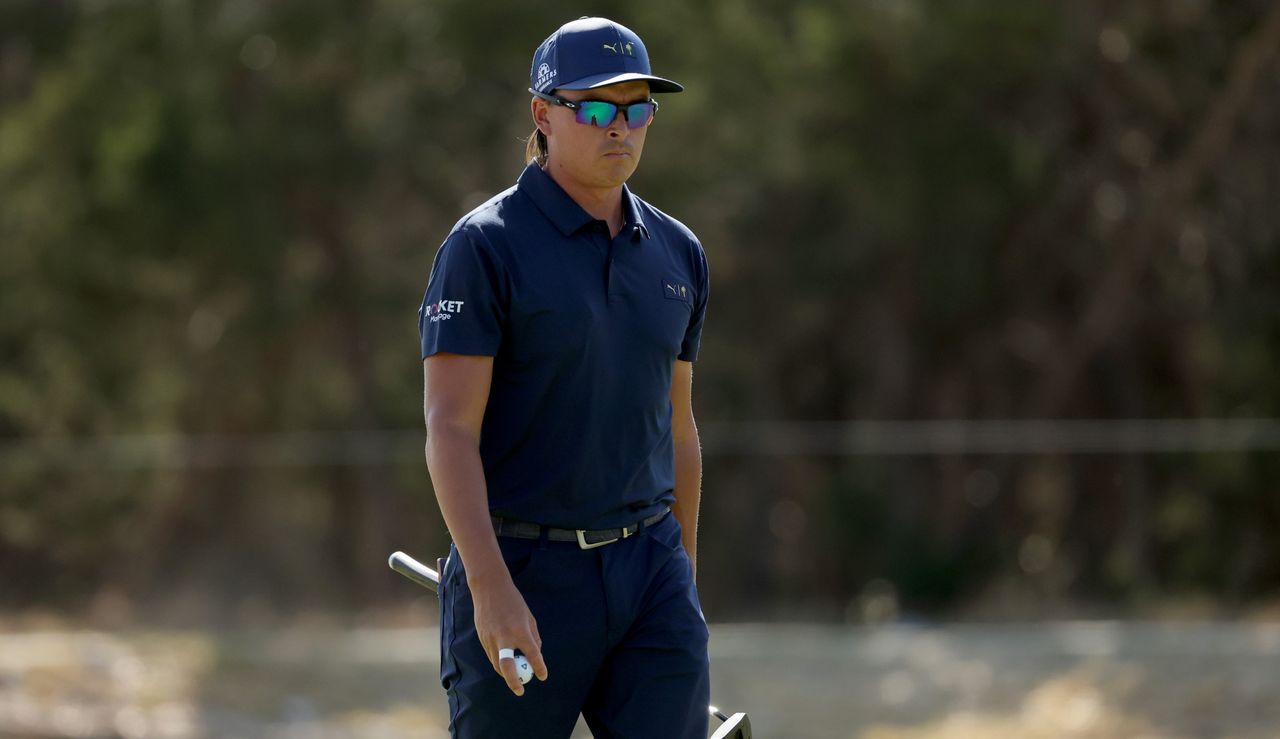 Fowler walks with his putter