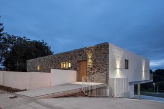 Hórreo House by Javier Sanjurjo, raised on concrete pilotis